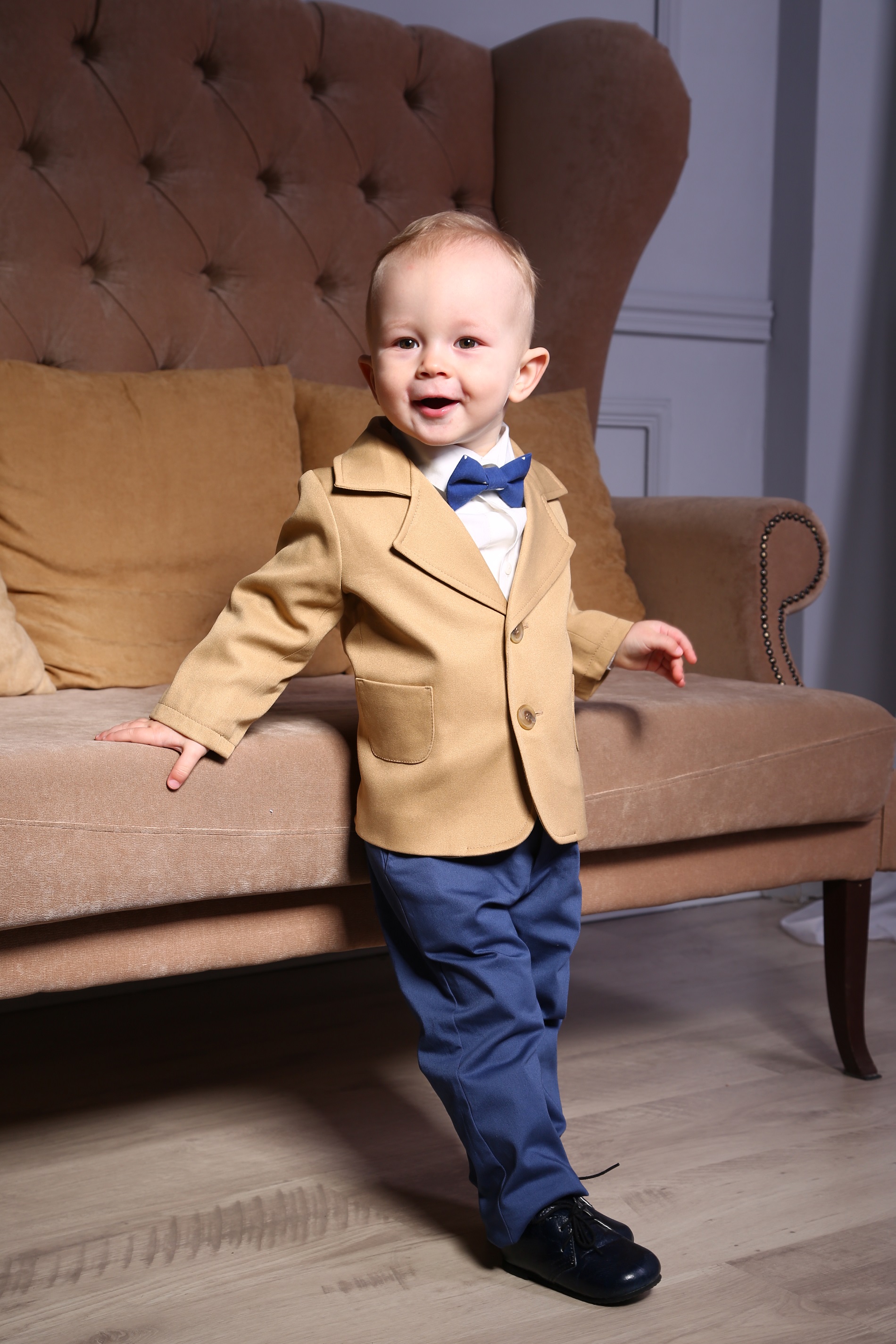 Фото мальчика в костюме. Стильные костюмы для малышей. Нарядный костюм для мальчика. Элегантный костюм для малыша. Костюмы для малышей мальчиков.