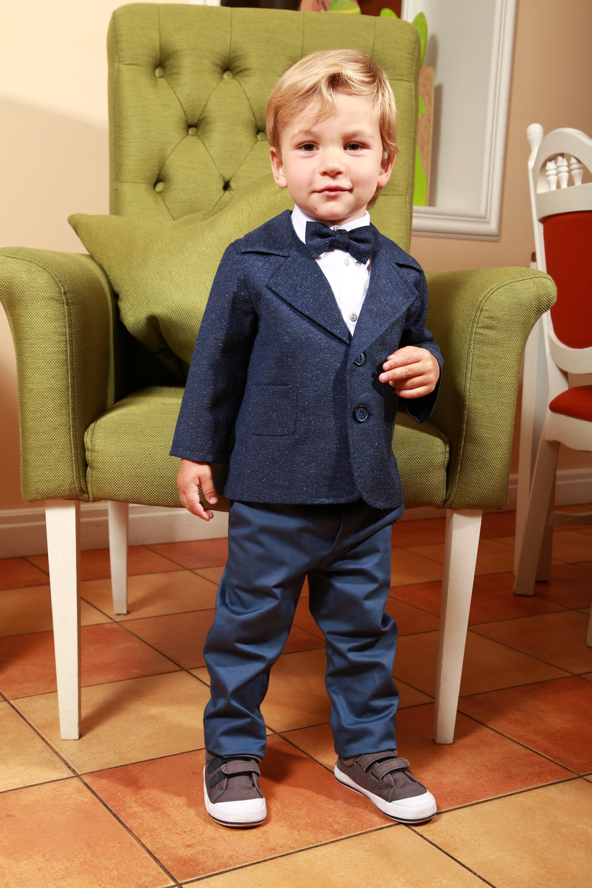 Купить костюм на мальчика на авито. Классический костюм для мальчика. Нарядный костюм для мальчика 2 года. Нарядная одежда для мальчиков 3 года. Элегантный костюм для малыша.